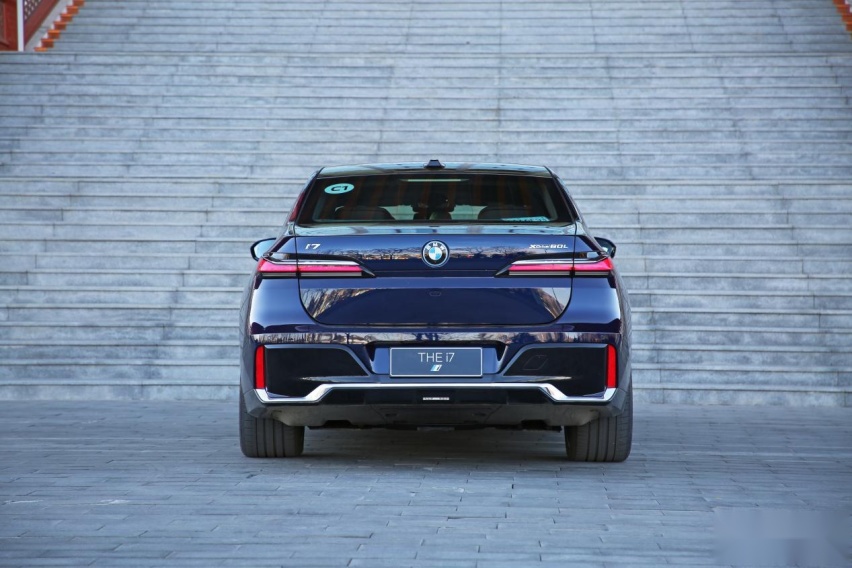 强者的自我颠覆 试驾宝马i7 xDrive60L