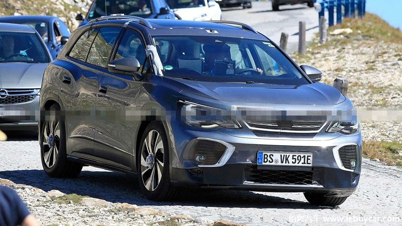 volkswagen-id.6-spy-shots-in-traffic.jpg