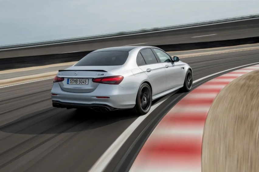 新款宝马M5 vs 奔驰E63 AMG，看完就知道怎么选了！