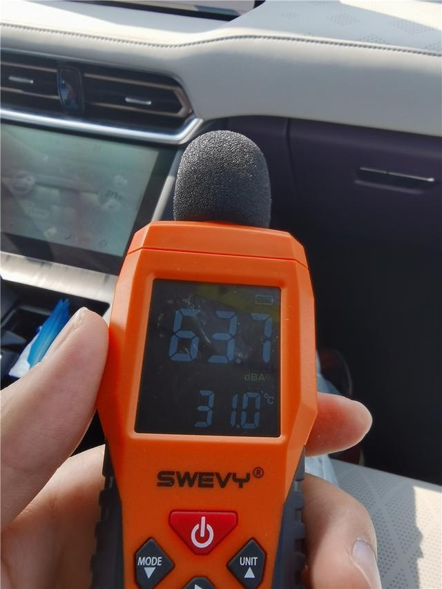 试驾拿铁：水晶挡把很吸睛，行驶质感很高级