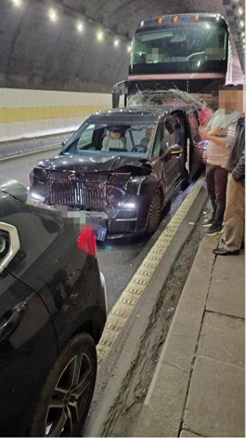 MPV也有“安全大师”，极氪009直接硬刚大货车！