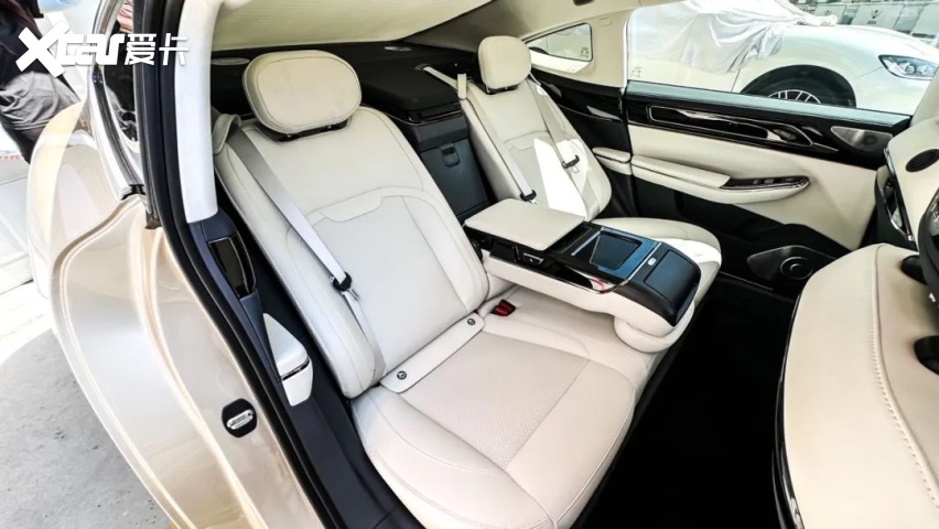 对于这类大型行政级轿车/suv,后排的舒适性更为重要,远航y6可以提供