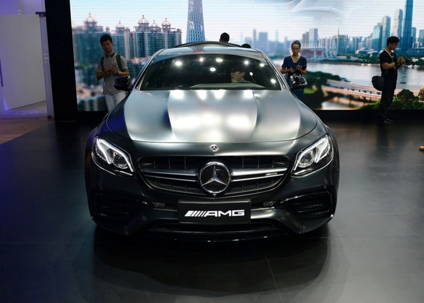 痞帅的霸道总裁风，奔驰AMG E63 S，就一个价，156.