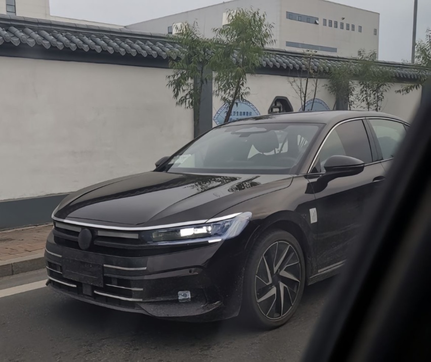 新一代迈腾B9实车曝光，配贯穿尾灯+三大屏，或换奥迪A8L同款2.0T