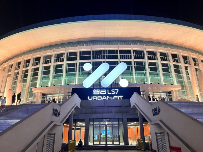 更适合城市的智能SUV，搭全程Ai舱的智己LS7上市，28.98万起