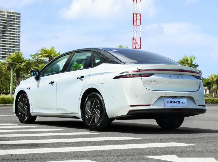 15万预算买什么车？这两款无惧油价上涨，好看又好养