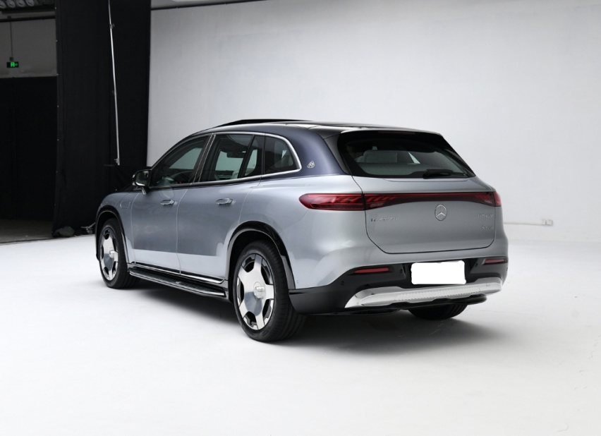 奔驰迈巴赫的SUV，造型高贵，4.4s破百，充电15分钟续航220km