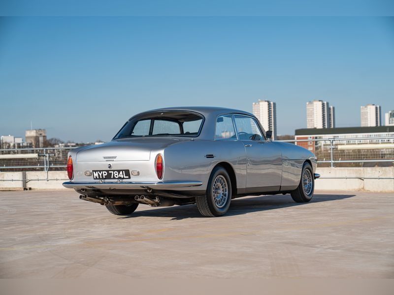 因其舒适性、性能和操控性受到高度评价-Bristol 411