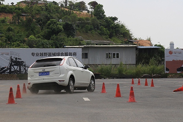 福克斯长测（11）：高速车身抖动？一个小时就能解决问题