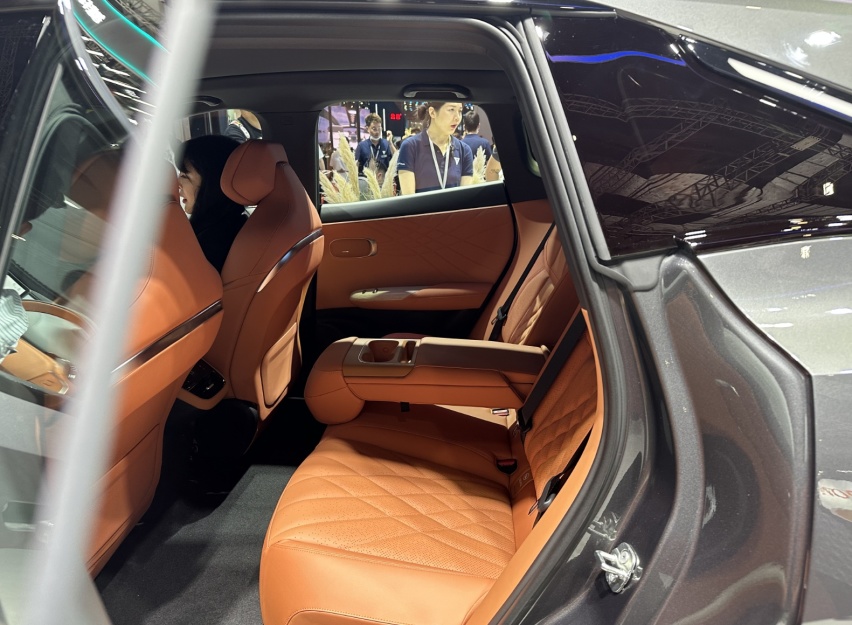 上海车展丨实拍深蓝S7，化妆镜带屏幕，配女王副驾，还看Model Y？