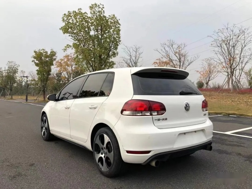 姿态与性能并存的6代高尔夫GTI，01年车主表示玩车很穷但很开心
