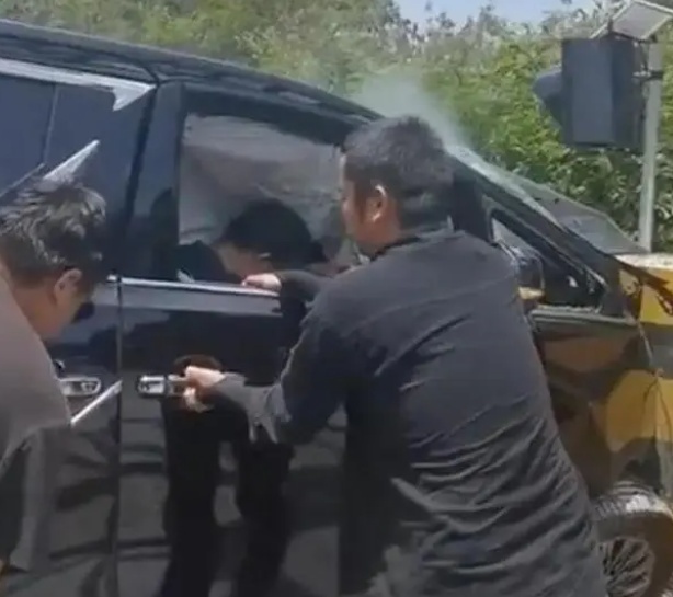 小鹏P7撞车后车门难开影响救援 隐藏式门把手该不该被叫停？