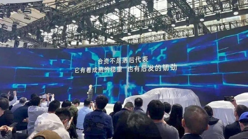 特斯拉冷清华为被挤爆，车企不做网红，没机会把车卖好？