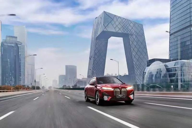 BMW iX仍是“油改电”产品，宝马电动化急需换挡加速（上）