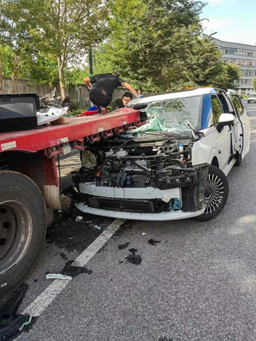 MPV也有“安全大师”，极氪009直接硬刚大货车！