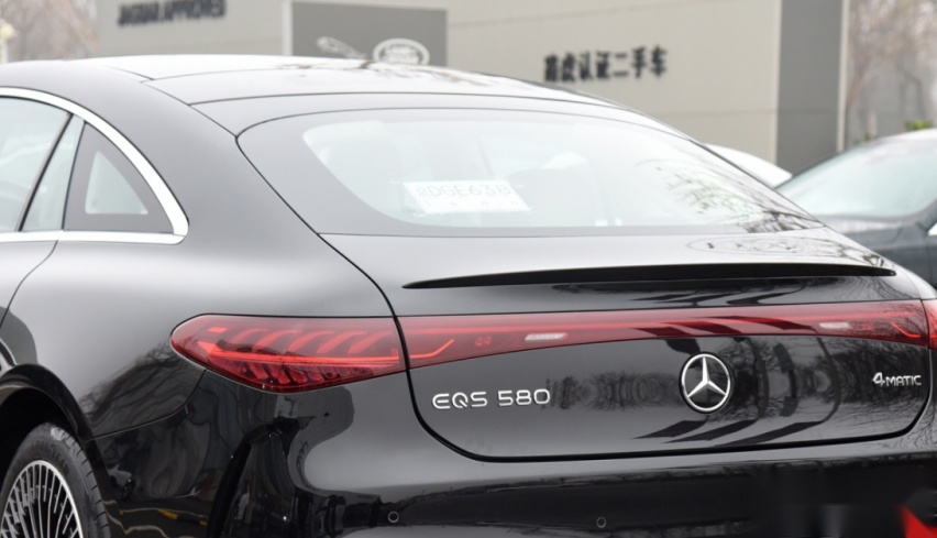 不是凡间俗物，体验奔驰EQS，5个优点2个缺点，150多万买它值吗？