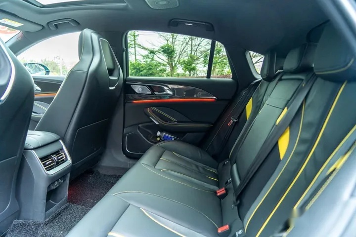 试驾官丨评测最年轻的“红旗车”，H6如何拿捏年轻人？