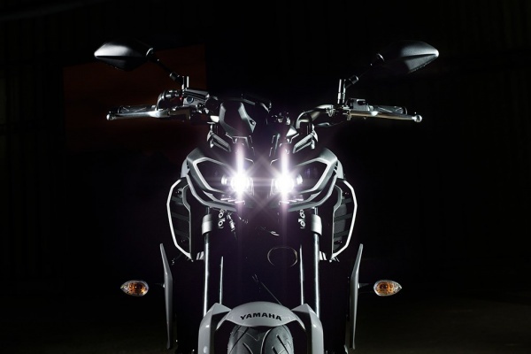 10万出头街车怎么选？雅马哈MT-09 VS 川崎Z900