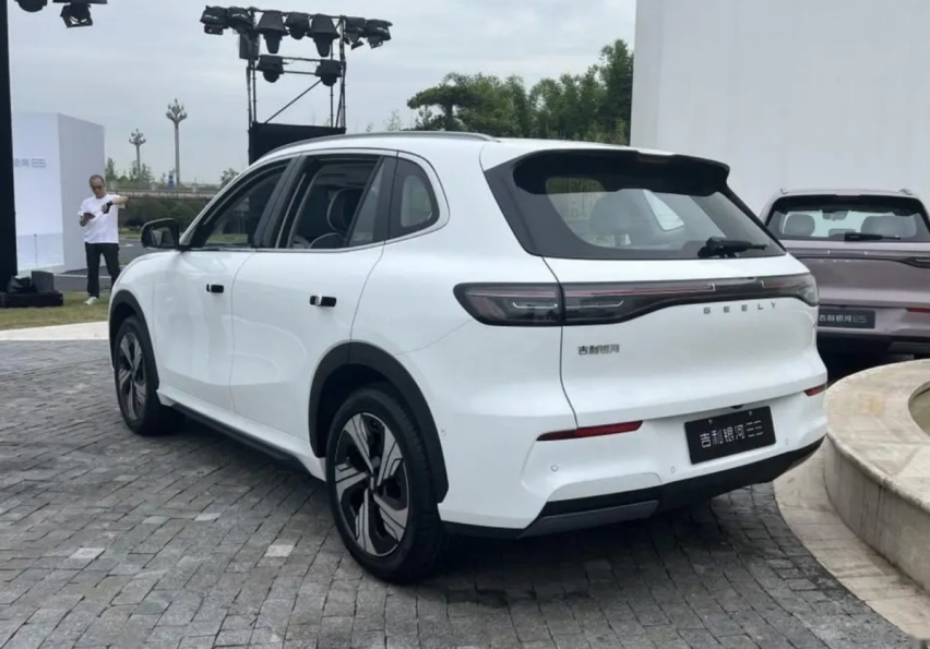 还看比亚迪？吉利银河E5开启预售，12.3万起，比元Plus大还便宜！