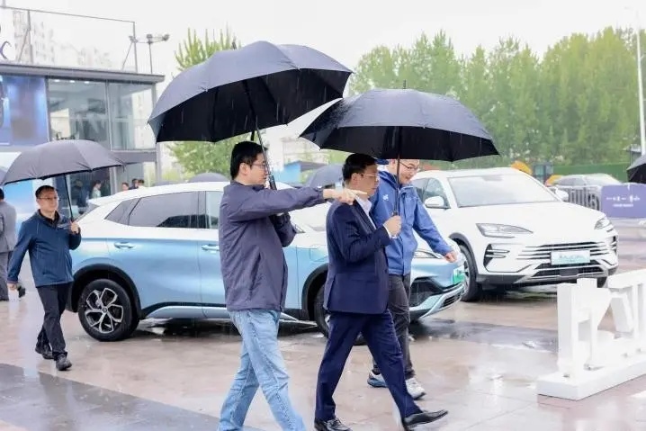 车企老总坐什么车？比亚迪王传福：千万座驾