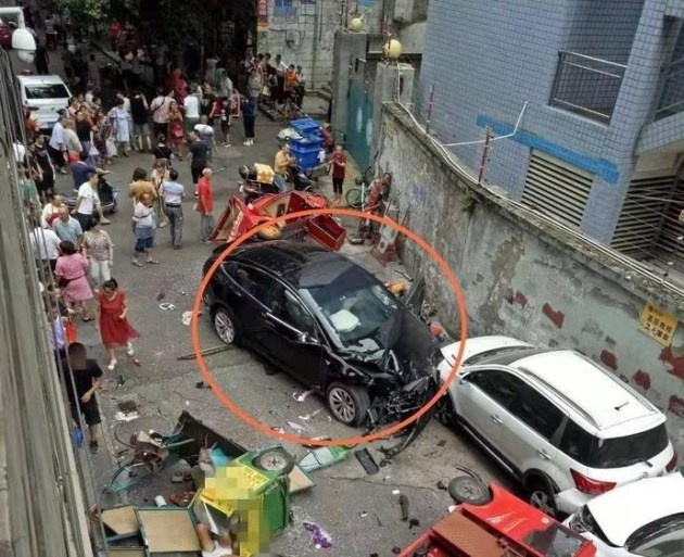 四川特斯拉事故致2死6伤案后续，系司机错踩油门，已被提起公诉