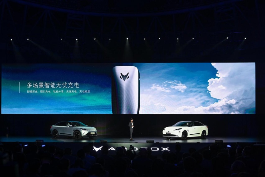 联合华为打造的智能豪华纯电轿车，极狐阿尔法S售25.19万起
