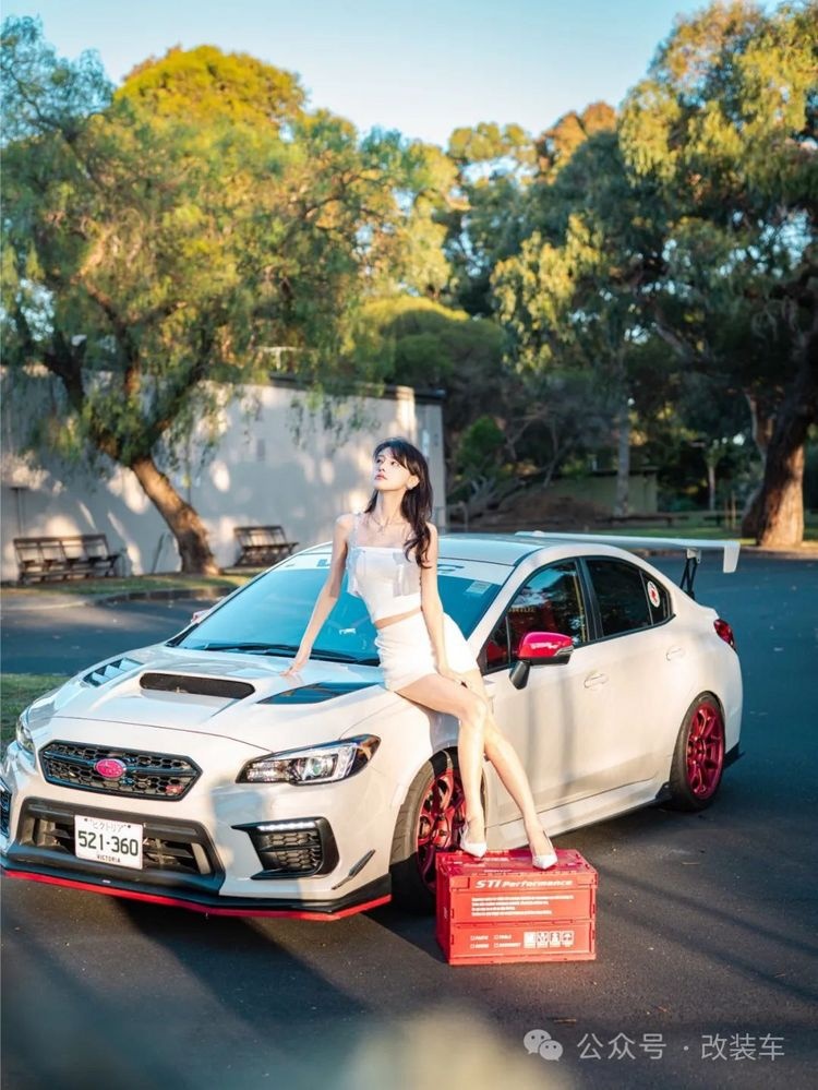 樱花粉点缀的竞技风11代斯巴鲁WRX STI，小姐姐都表示无法抗拒