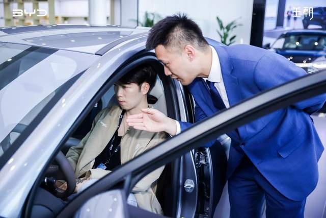现在服务都这么卷了吗？一站式体验比亚迪王朝4S店