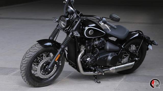 新车|26920元硬派又不失温情,英伦复古零号bobber 450