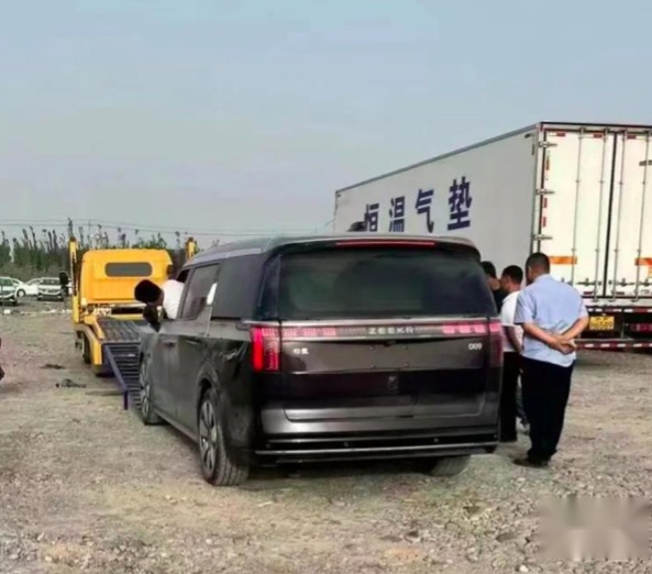 两大国产高端MPV即将来袭，红旗HM9/极氪009实车曝光，你看好谁？