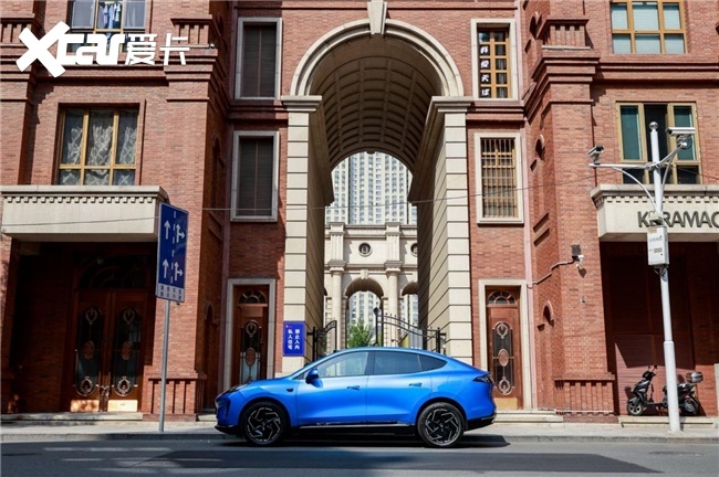 20万级大五座纯电SUV对决：昊铂HT 豪华标配，小鹏G7差点意思？