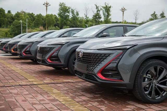 未上市先交车？后浪追捧的长安UNI-T先享车首发，展示高段位营销