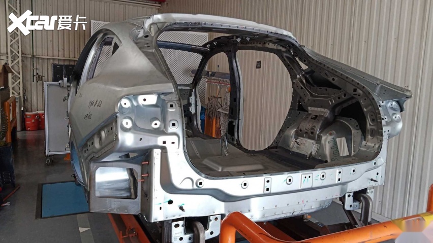 福特Mustang Mach-E白车身，冲压钢板无特点