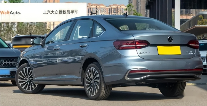 买老牌德系家轿，新朗逸对比新宝来，15万选谁？