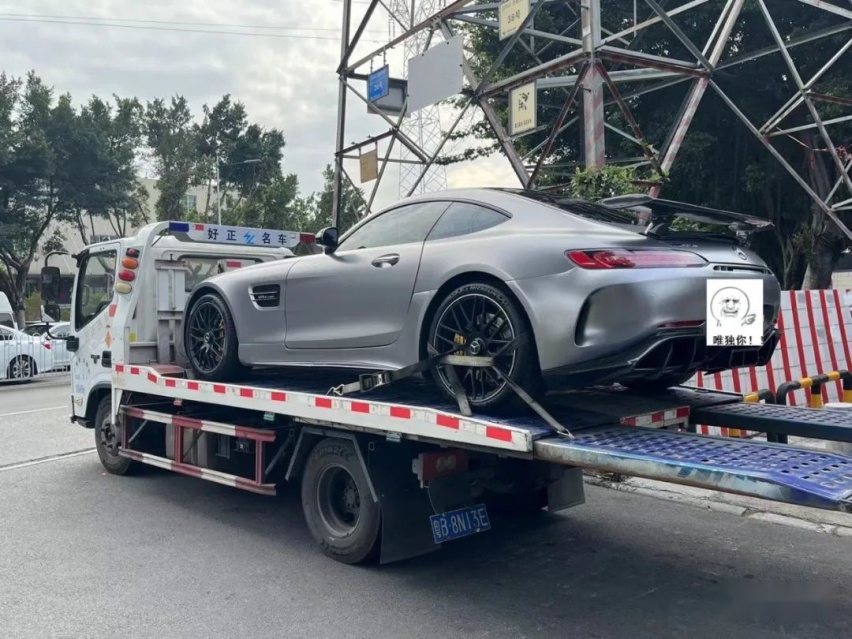 气动姿态风的奔驰AMG C63 Coupe，趴在地上的它显得更加优雅