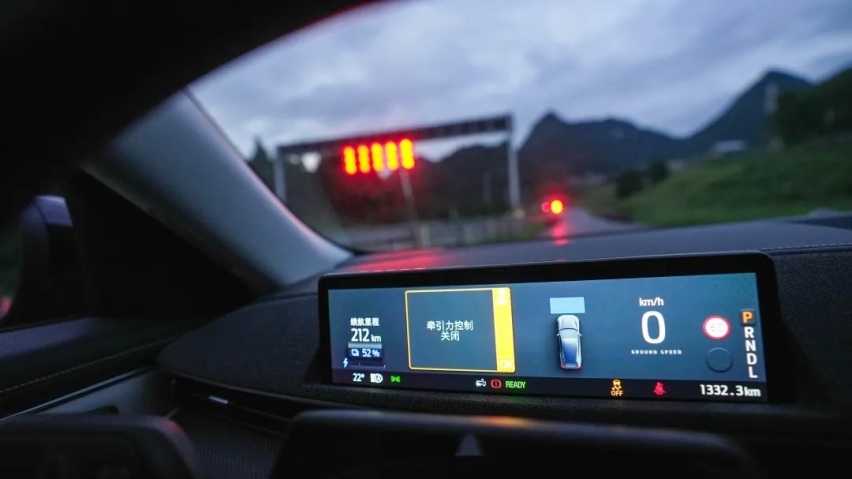 这是同价位唯一比 Model Y 好开的电动 SUV