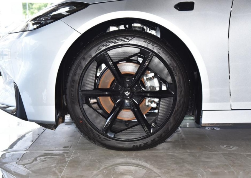 埃安推出的轿跑车型——Hyper GT，出自AEP3.0，未来感很强