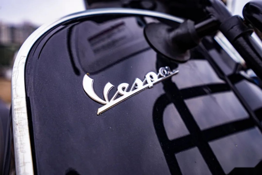一台Vespa，加100块钱油，获得女神同款快乐。