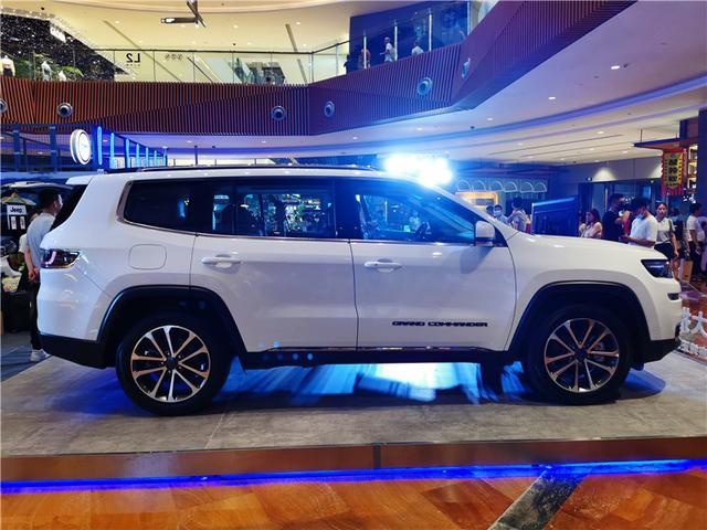 在闹市区沾烟火气，全新Jeep+大指挥官还是一辆Jeep吗？
