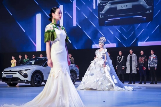 站在“她”的角度看汽车，凡尔赛C5 X深受新时代女性青睐