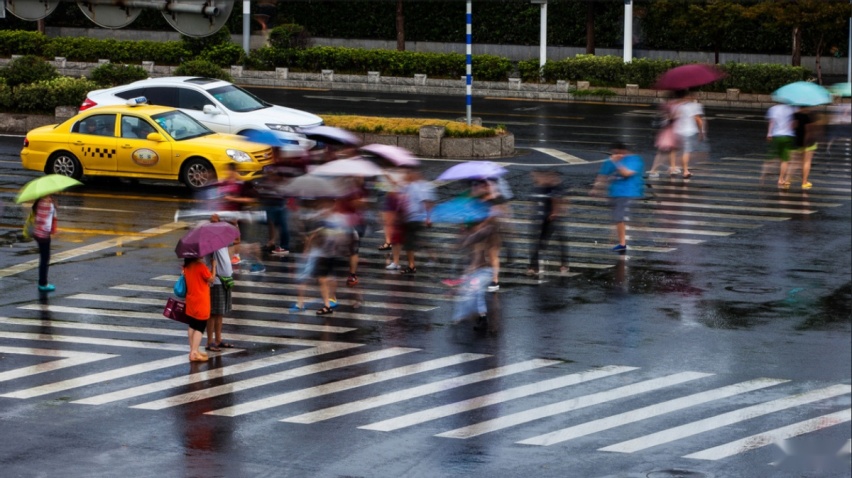 老司机提醒：雨天路面湿滑，安全开车或走路都要注意防范的几点