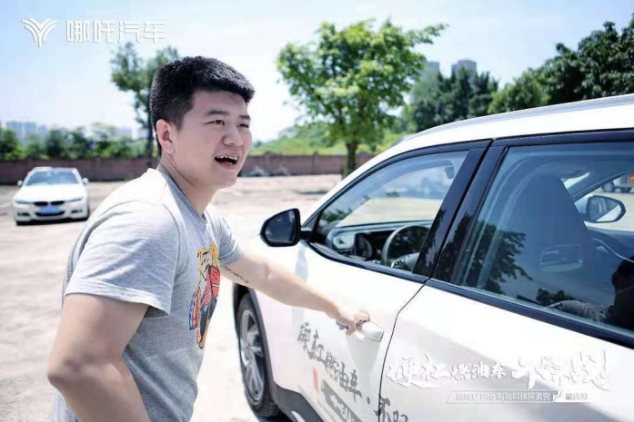 硬杠燃油车的哪吒U Pro来到重庆，起步价不到10万