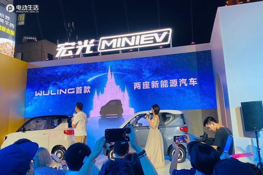 宏光MINIEV马卡龙再添2款新车色 首款两座新车将于9月发布