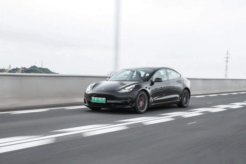 试驾特斯拉Model 3高性能版,比钢炮们滑溜的线性最让人欲罢不能