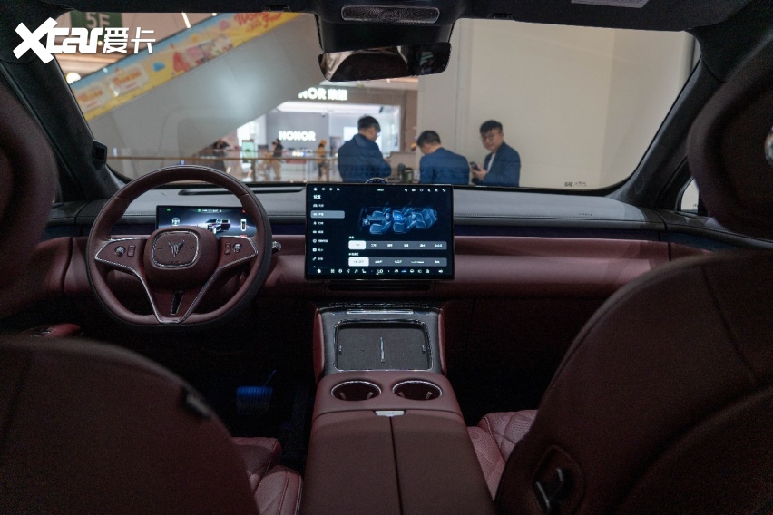 岚图泰山探店：3799万起的旗舰SUV凭何成华系“霸气担当”(图2)