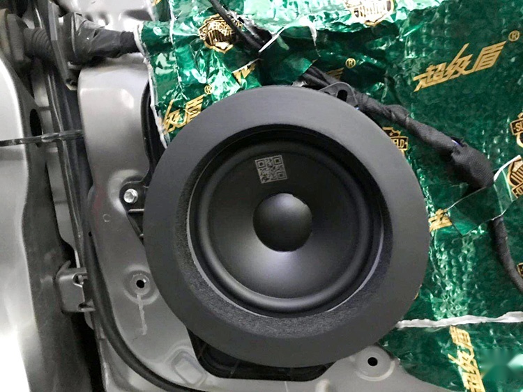 马自达3汽车音响改装隔音升级，哈尔滨小蒋汽车音响改装作业