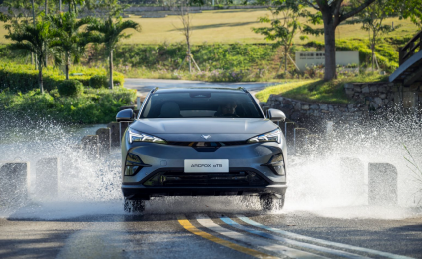 全系宁德时代上车！极狐阿尔法S5全新车型限时12.88万起售