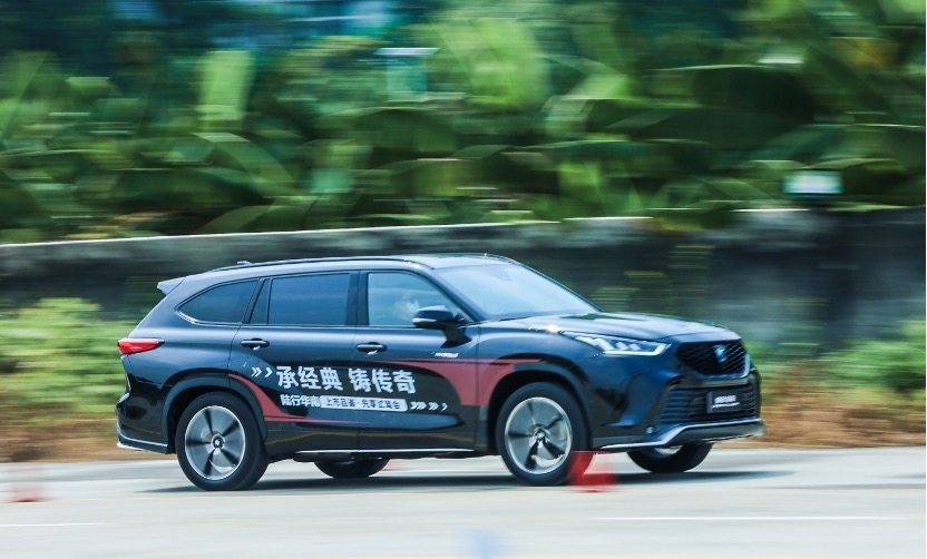 操控有惊喜 越野能力有提升 场地试驾皇冠陆放！