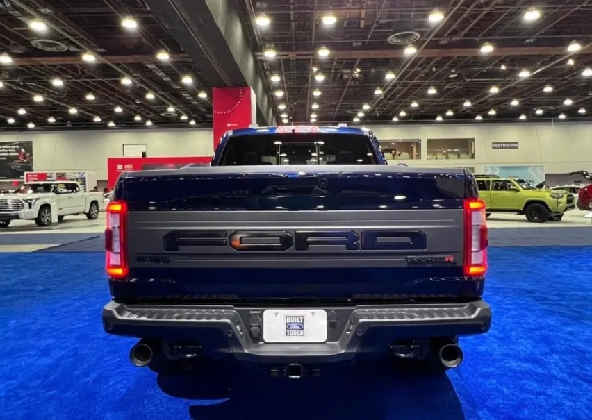 福特F-150猛禽R，配5.2L V8发动机，适合重度越野