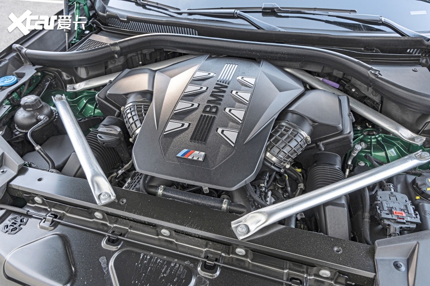 百万级SUV“双子星”：奥迪SQ8和BMW X6 M60i